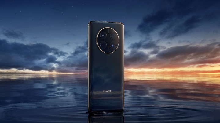 Mate 50 Pro di Huawei ambientato su un tramonto.