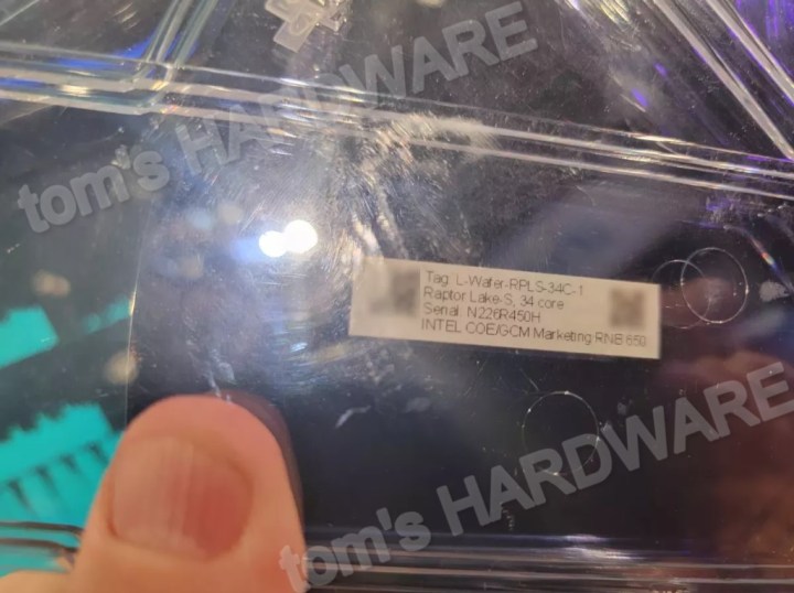 Un'etichetta che mostra che il wafer sottostante appartiene alla famiglia Intel Raptor Lake-S.