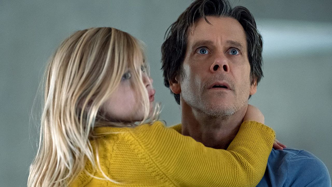 Um homem carregando uma criança e olhando para cima com uma expressão assustada em You Should Have Left.