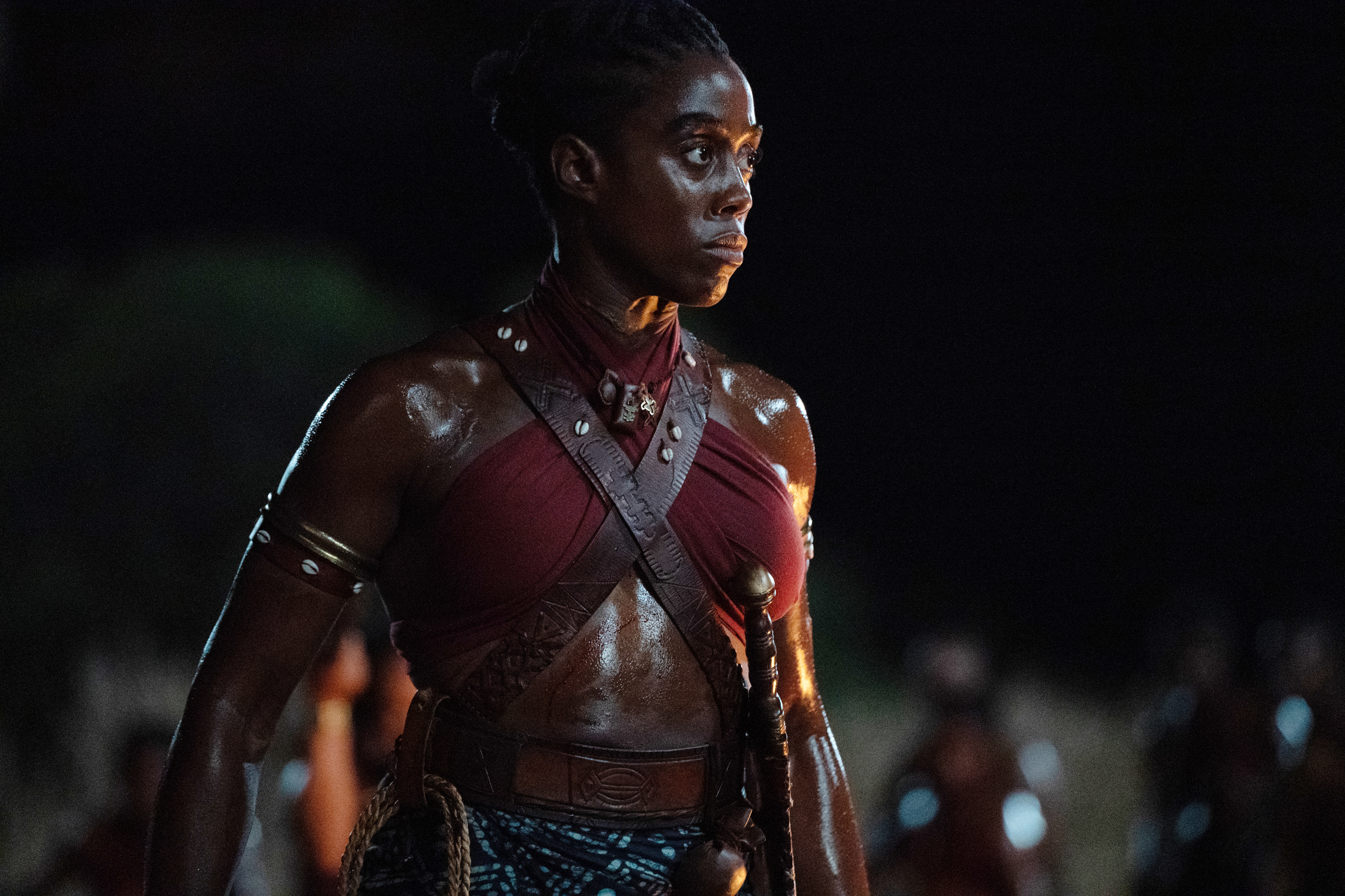 Lashana Lynch usa uma roupa de guerreiro em The Woman King.