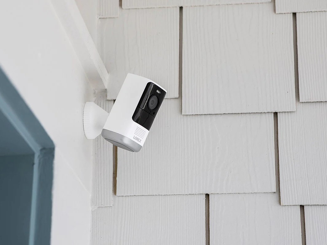 Sistemas de segurança de câmera Lorex Wire-Free 2K para proteção doméstica.