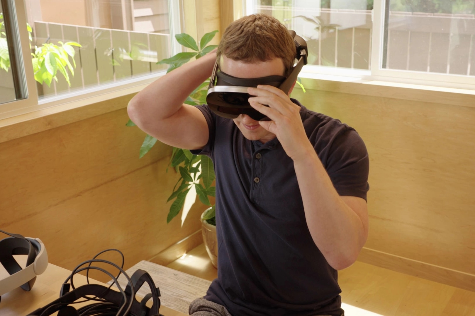 Mark Zuckerberg prueba un auricular VR de última generación.