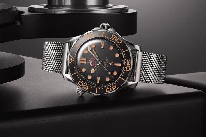 Relógio Omega Seamaster Diver 300M, com pulseira de metal.