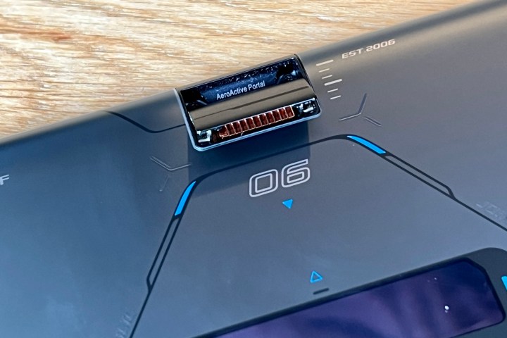 Close da porta AeroActive Cooling do Asus ROG Phone 6D Ultimate.