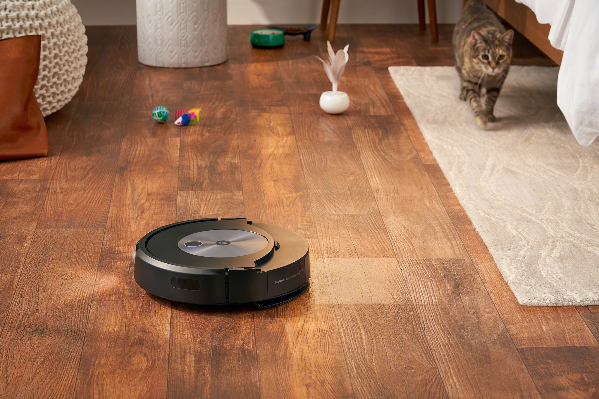 Roomba Combo j7+ ahşap zeminleri siliyor.