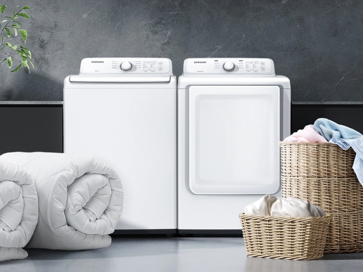 Lavadora e secadora elétrica Samsung High-Efficiency Top Load em uma lavanderia.