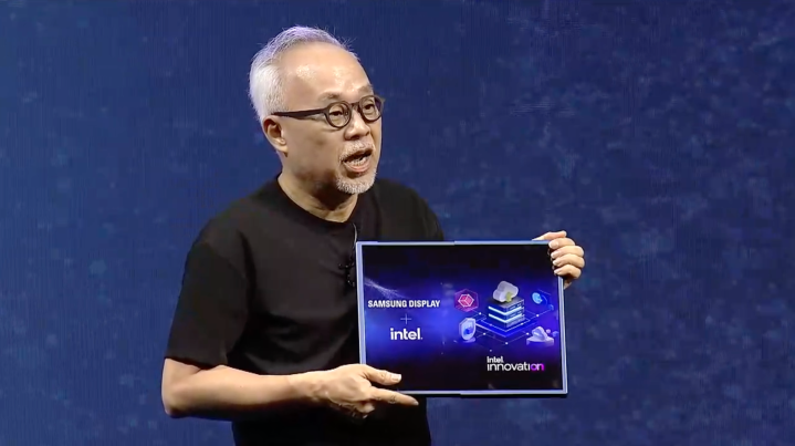 Una pantalla plegable que se muestra en Intel Innovation.