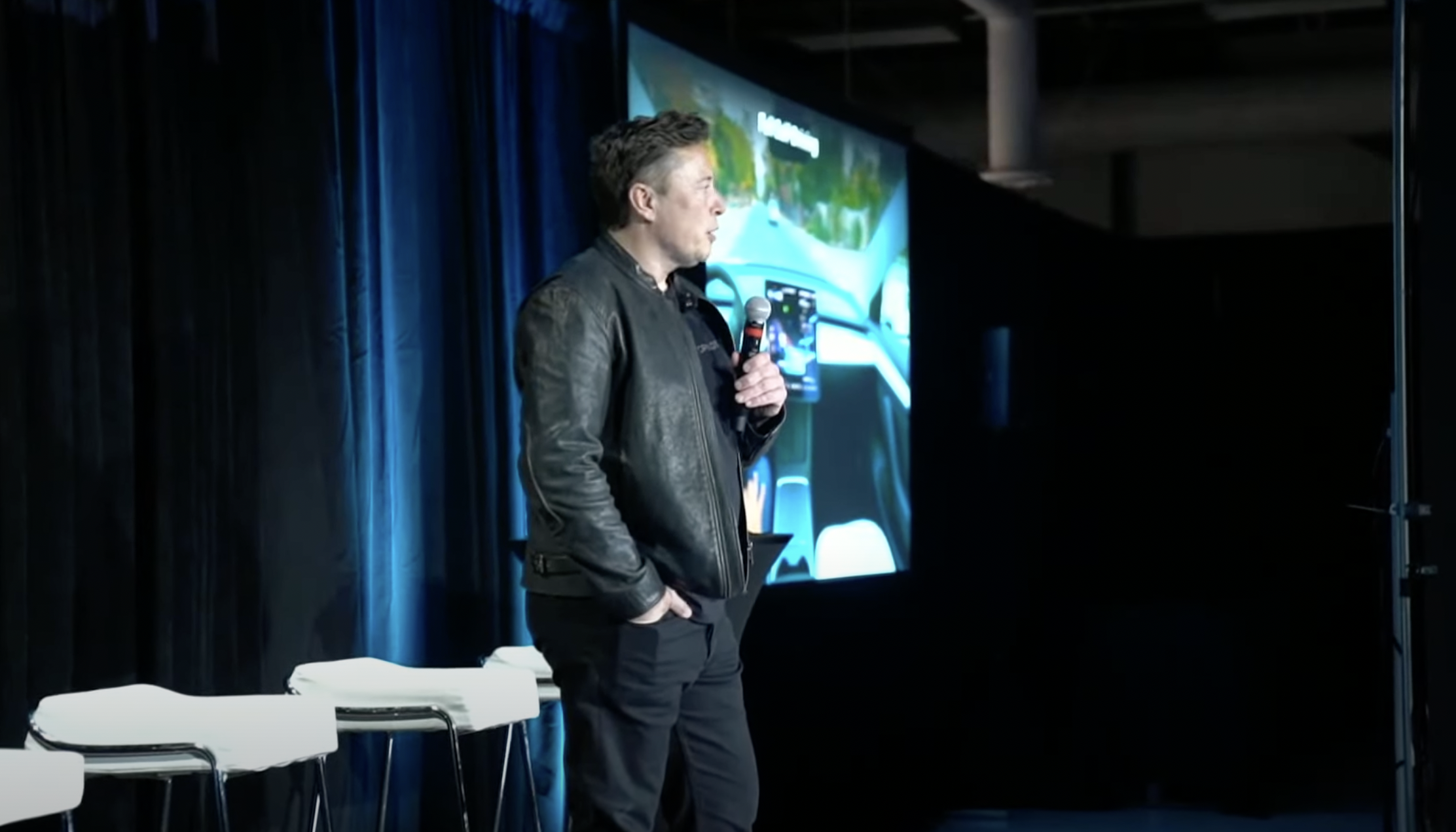 Elon Musk no palco do Tesla AI Day.