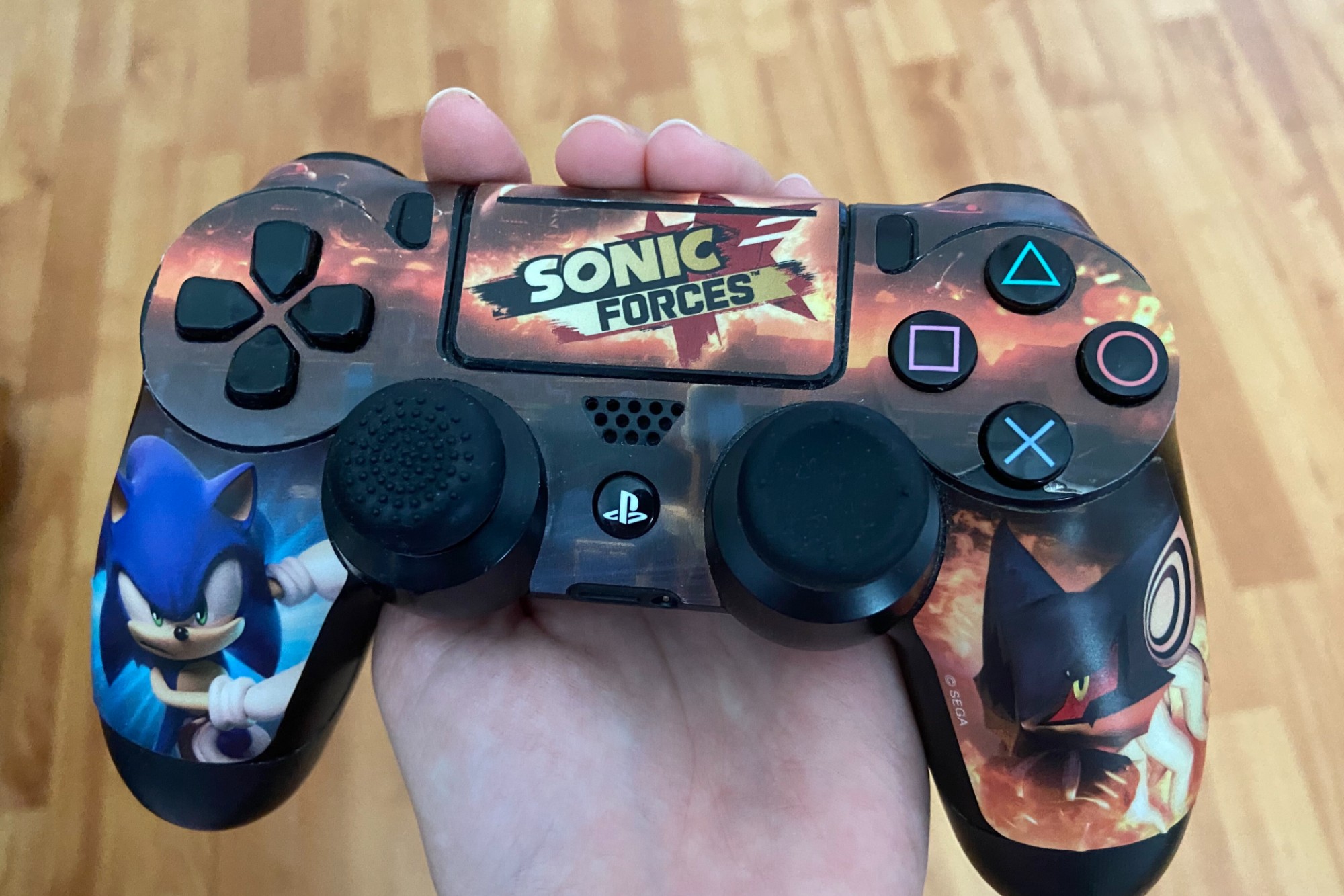 Skin promocional de Sonic Forces no controle de PS4.