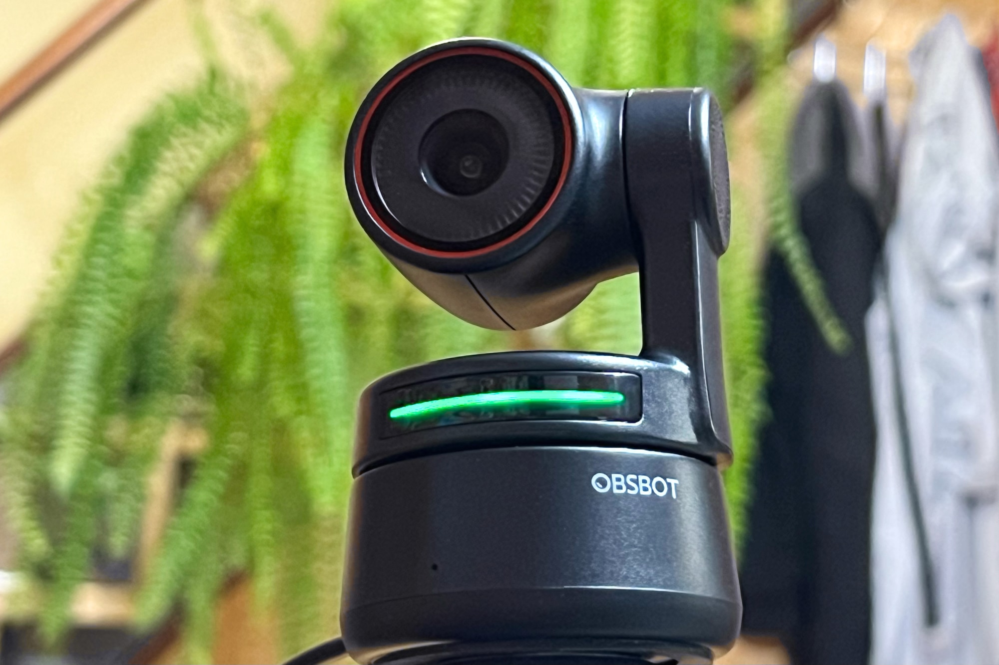 A webcam Obsbot Tiny 4K possui um gimbal de pan e tilt.