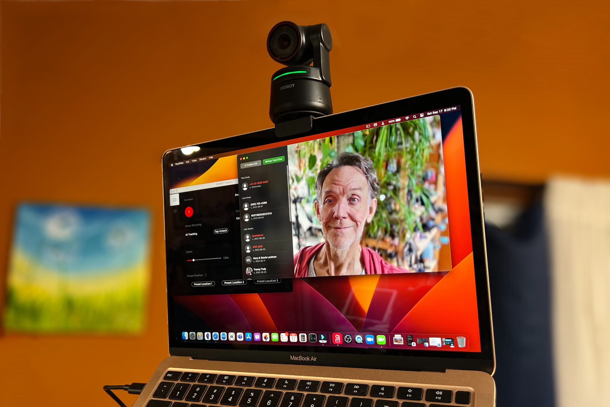 A webcam Obsbot Tiny 4K é montada na tela de um MacBook Air.