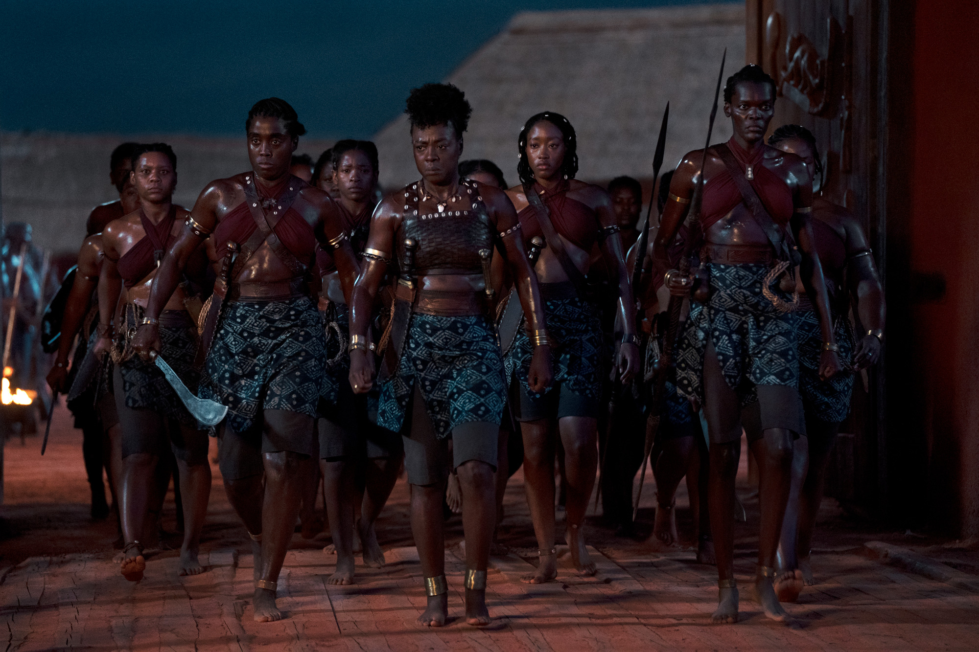 Viola Davis lidera um grupo de guerreiras no filme The Woman King.