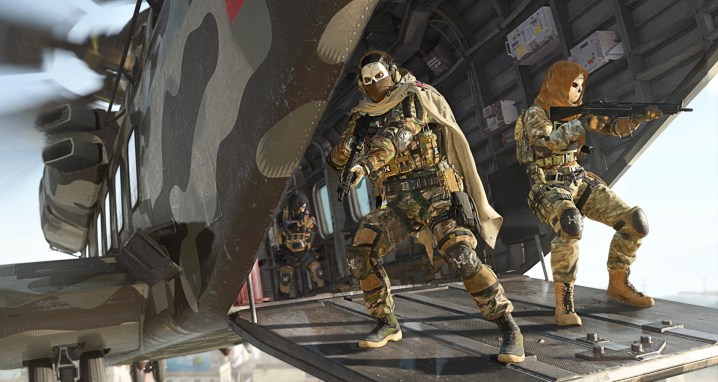 Players getting ready to jump from helicopter in Warzone 2.0.