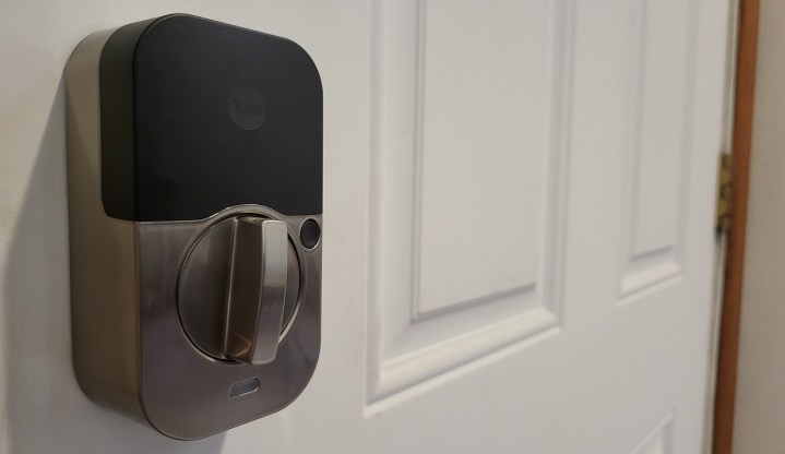 Das Yale Assure Lock 2 in der Innenseite einer Tür installiert.