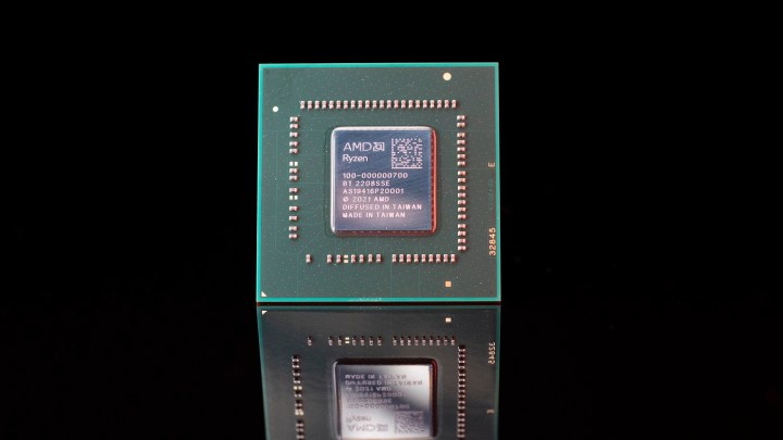 Procesador AMD Ryzen 7020 sobre fondo negro.