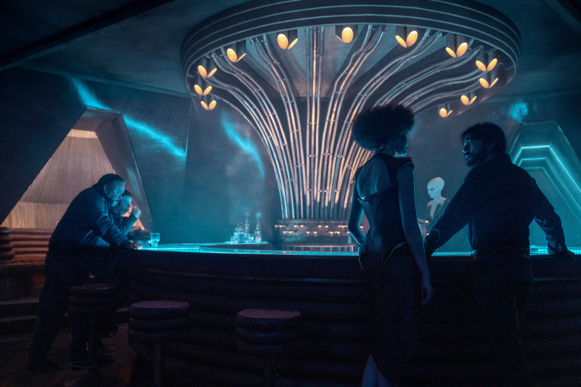 Diego Luna conversa com um personagem em um bar em uma cena de Andor.