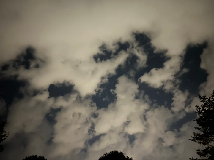 Una foto di un cielo nuvoloso di notte, scattata con l'iPhone 14.