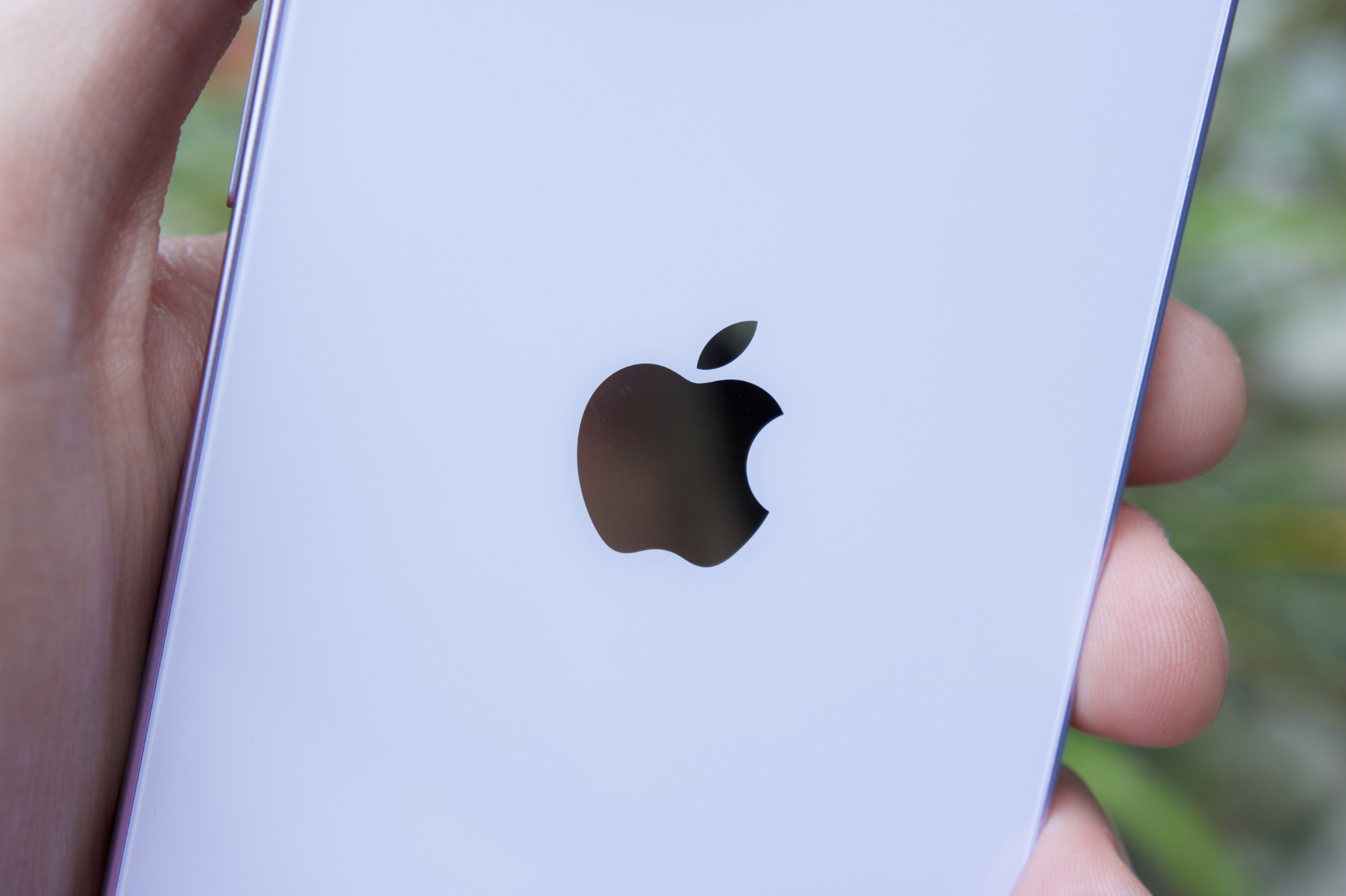 El logotipo de Apple en la parte posterior de un iPhone 14.