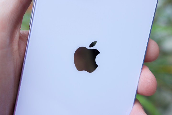 Il logo Apple sul retro di un iPhone 14.