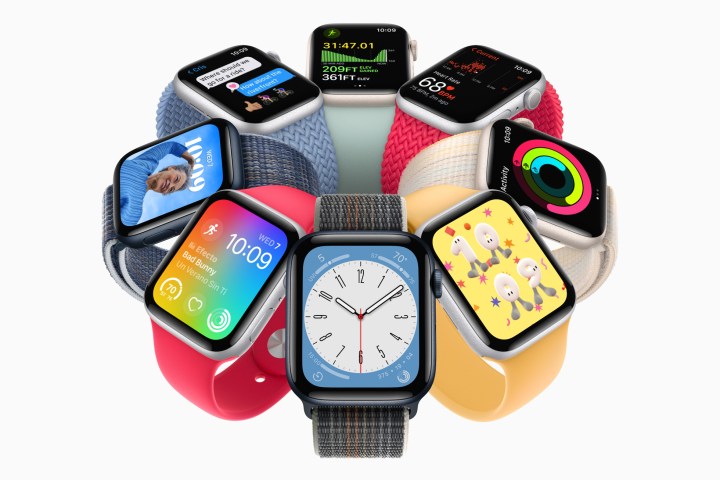 Apple Watch SE 2 dengan 8 tali jam berwarna-warni. 