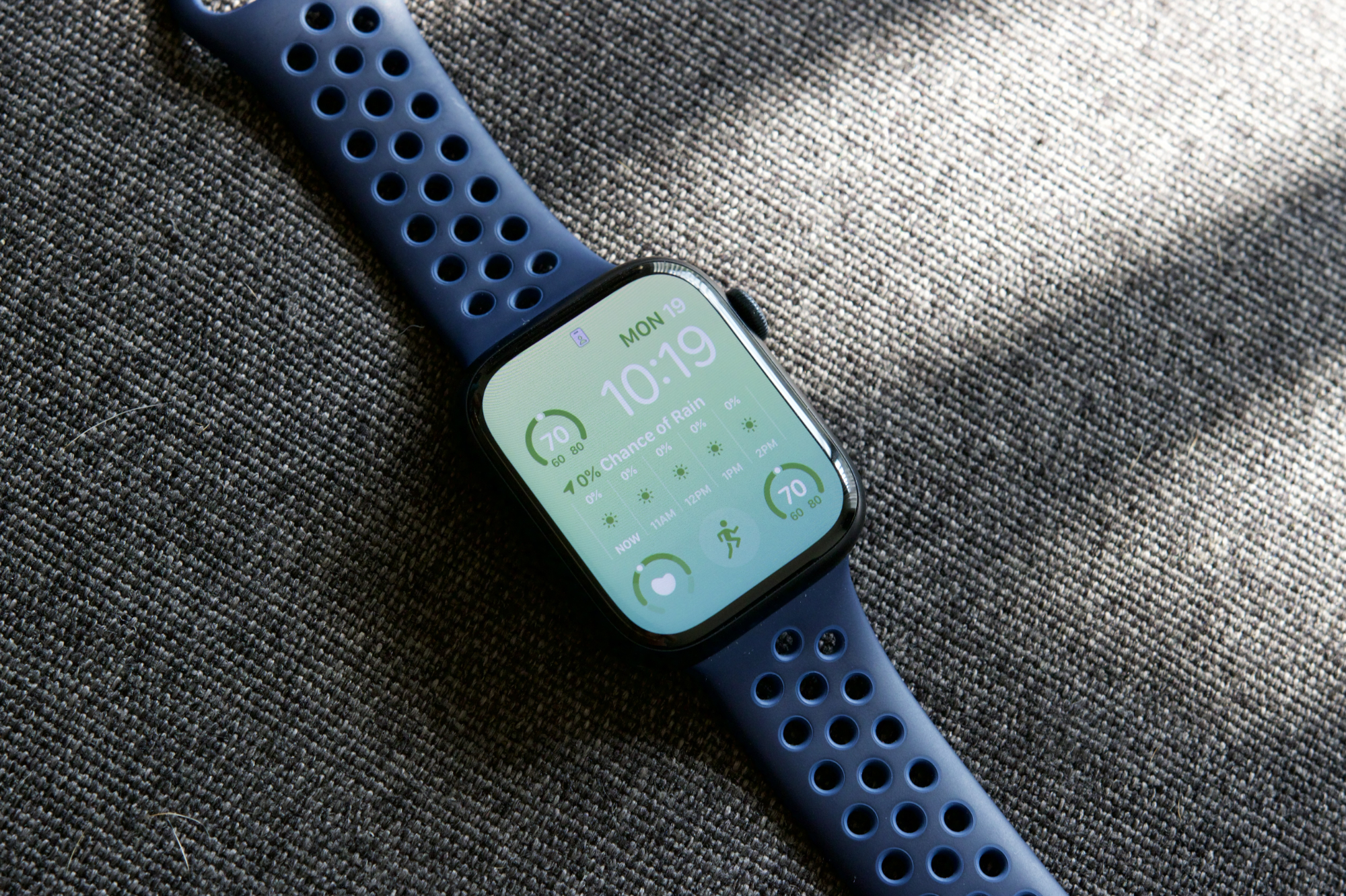 Um Apple Watch Series 8 com a tela ligada.