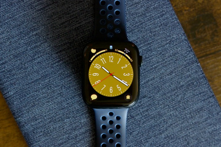 Un Apple Watch Series 8 con il display acceso.
