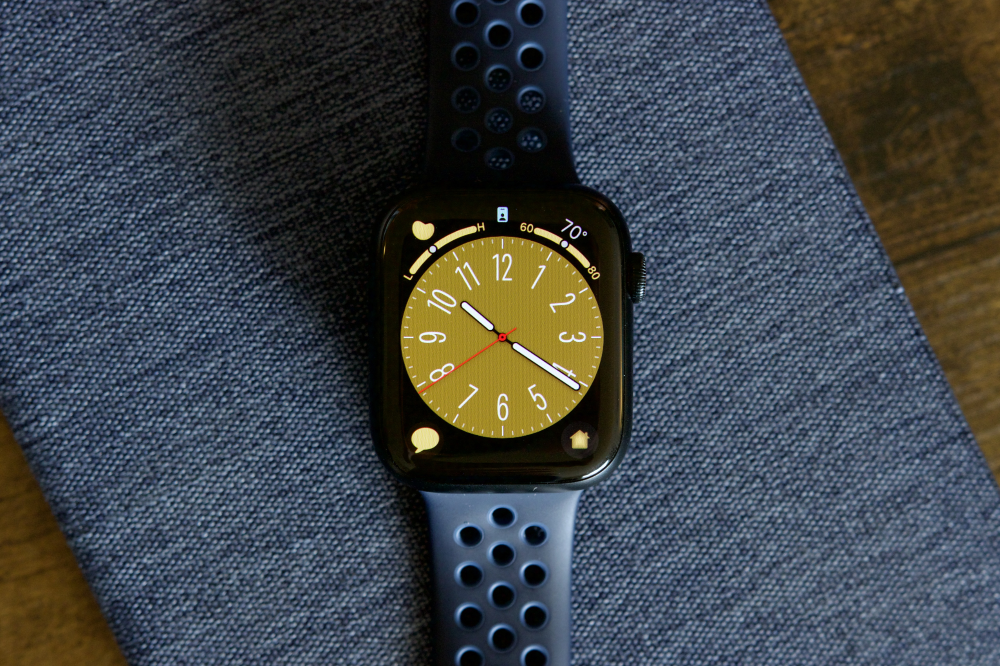 Um Apple Watch Series 8 com a tela ligada.
