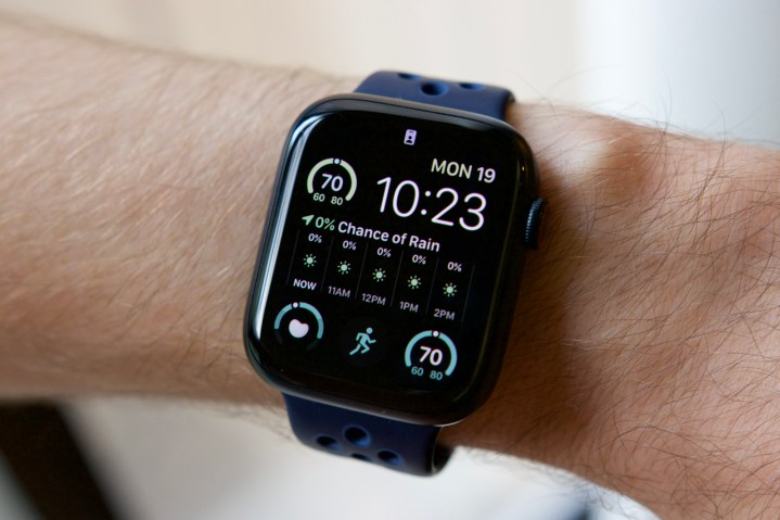 Un Apple Watch Series 8 che mostra il suo display sempre attivo.