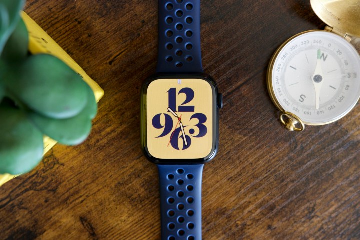 Un Apple Watch Series 8 con la pantalla encendida.