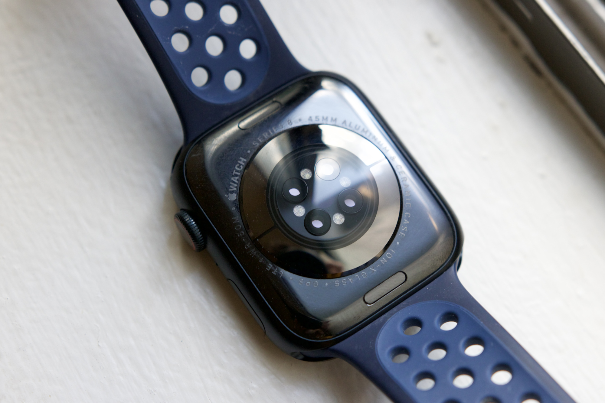 A parte de trás de um Apple Watch Series 8.