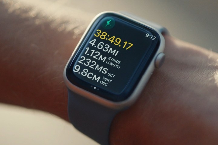 Métricas de saúde exibidas em um Apple Watch Series 8.