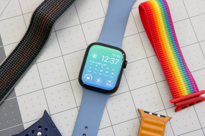 Un Apple Watch Series 8 con la pantalla encendida.