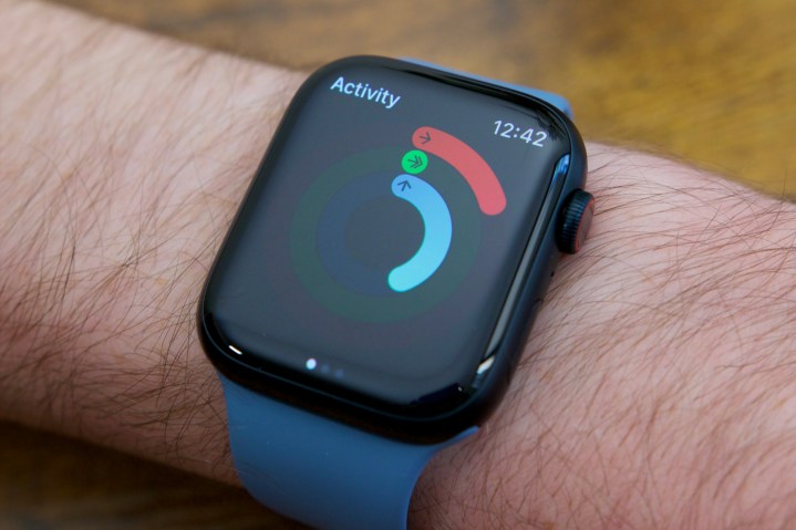 Um Apple Watch Series 8 executando o aplicativo Activity.