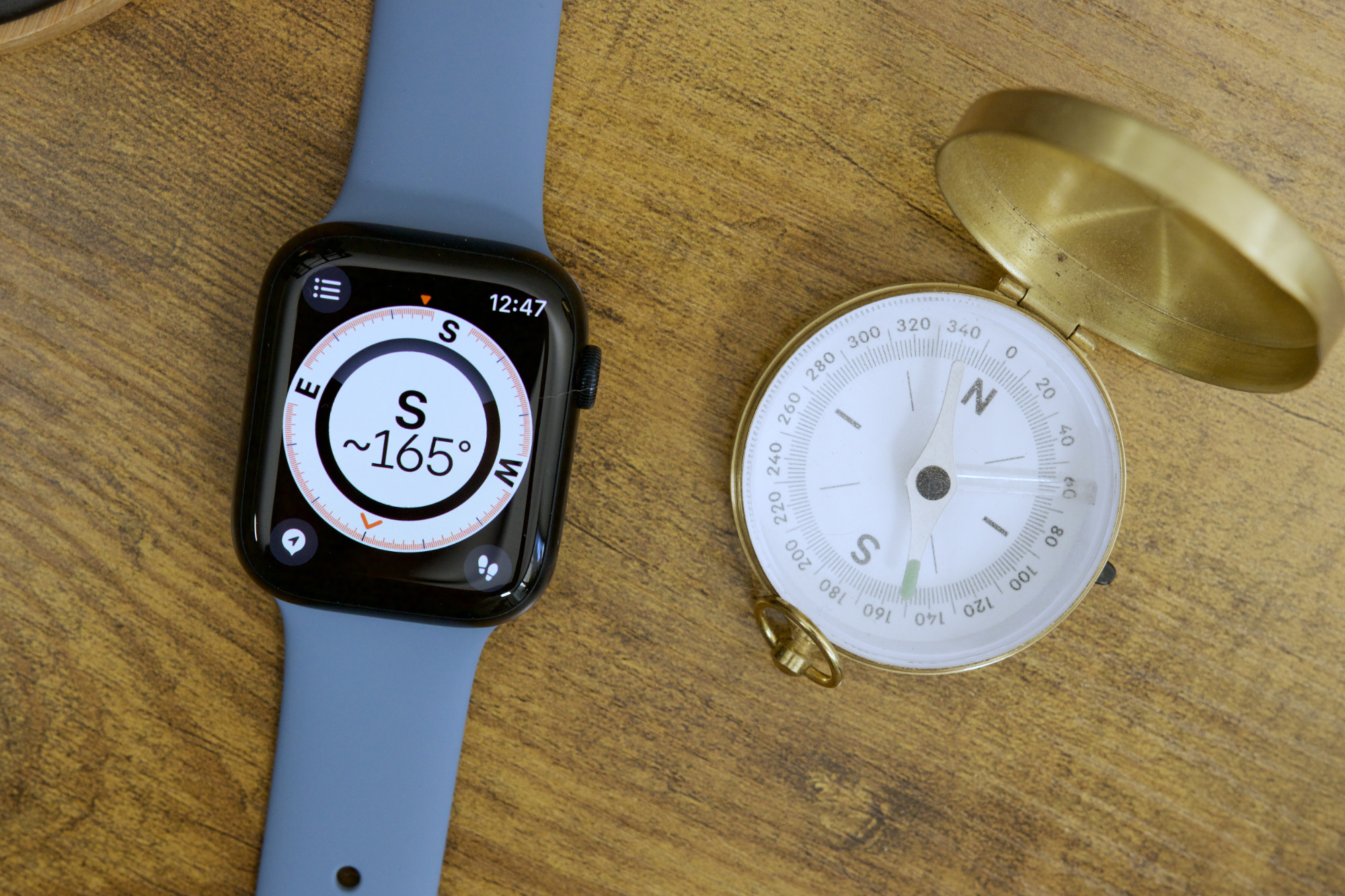 Apple Watch Series 8 executando o novo aplicativo Compass no WatchOS 9.