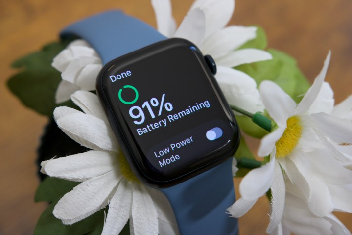 Apple Watch Series 8 indiquant la quantité de batterie restante.