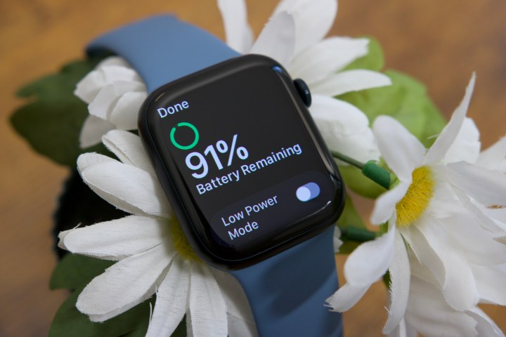 Apple Watch Series 8 mostra la quantità di batteria rimanente.