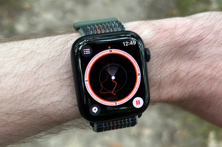 Apple Watch Series 8 con l'app Bussola in esecuzione.