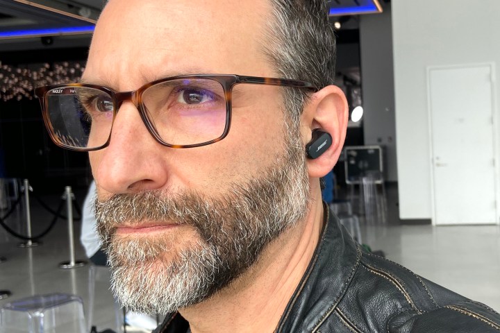 Homem usando fones de ouvido Bose QuietComfort II.