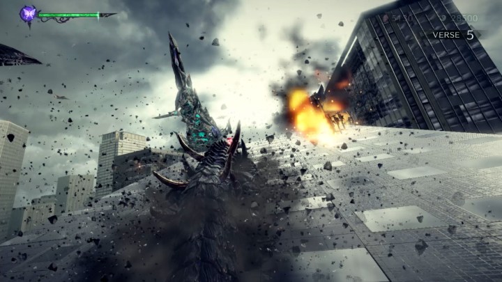 Un démon traverse la surface d'un bâtiment alors que des débris remplissent l'air de Bayonetta 3.