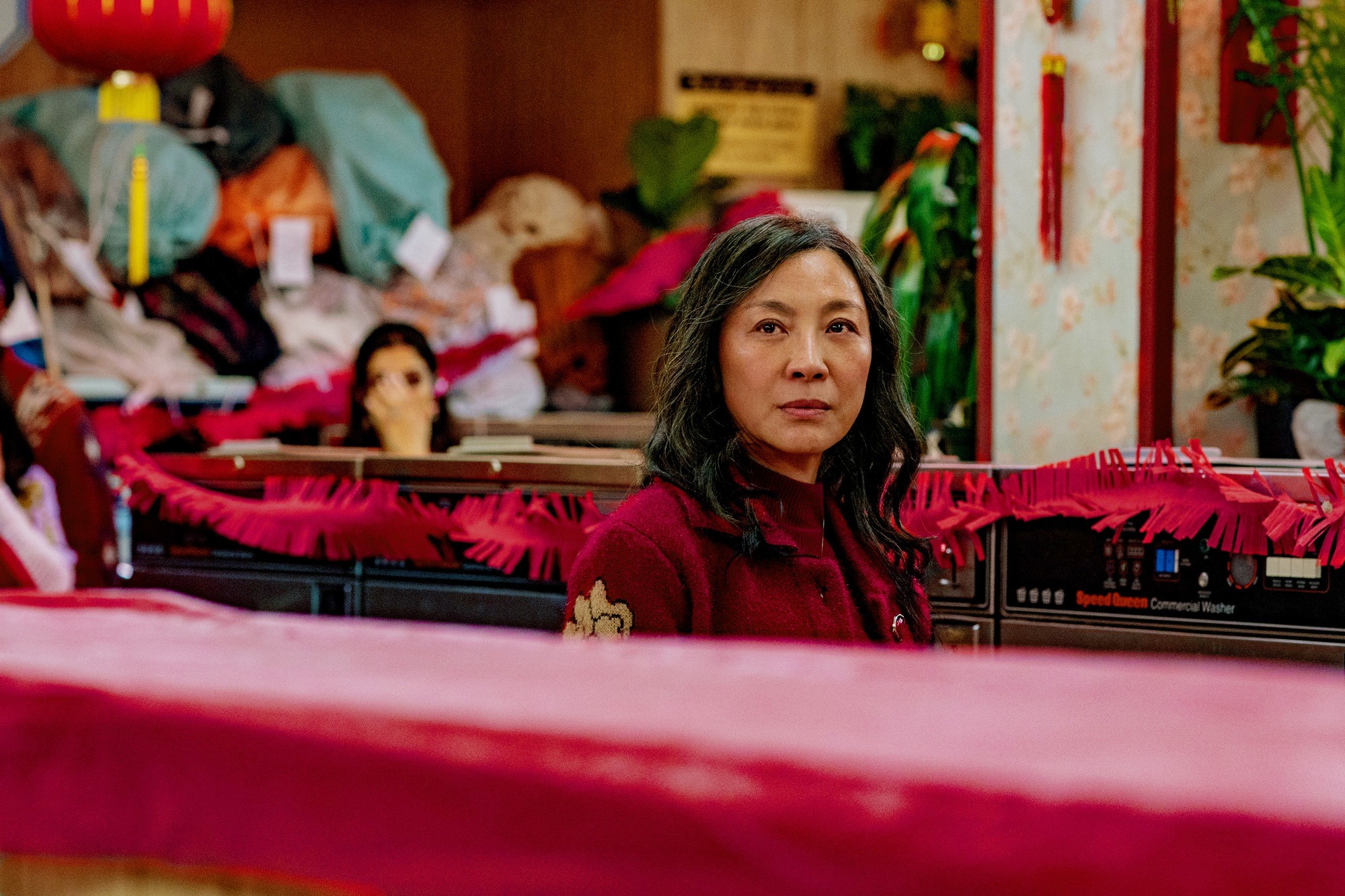 Michelle Yeoh assiste em Everything Everywhere All at Once.