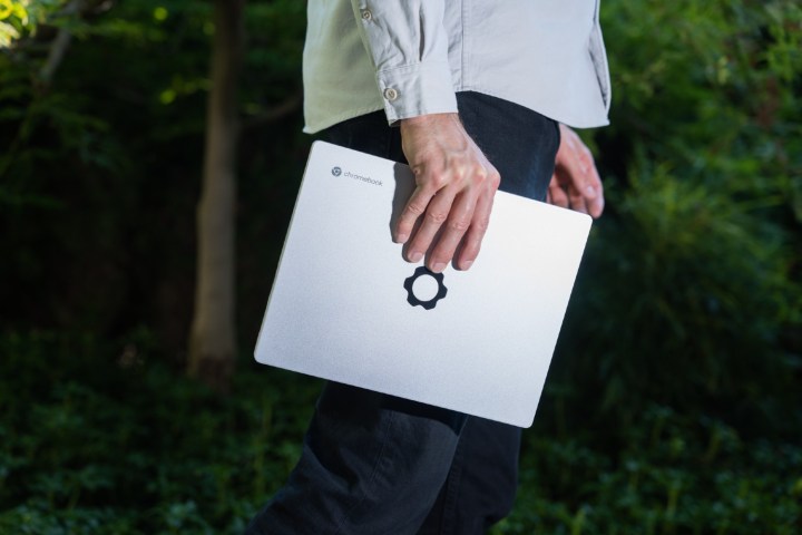 Le Framework Laptop Chromebook Edition tenu dans la main de quelqu'un.
