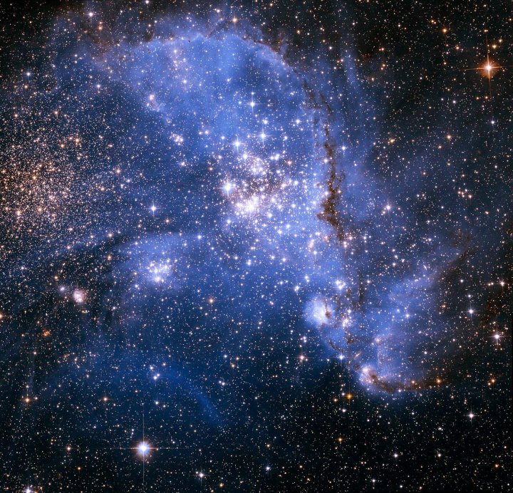Um enorme aglomerado de estrelas na Pequena Nuvem de Magalhães, uma galáxia satélite da Via Láctea. 