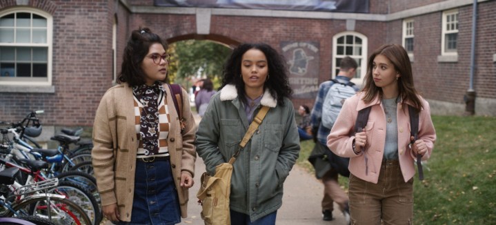 Belissa Escobedo, Whitney Peak e Lilia Buckingham camminano vicino a una scuola superiore in una scena di Hocus Pocus 2.
