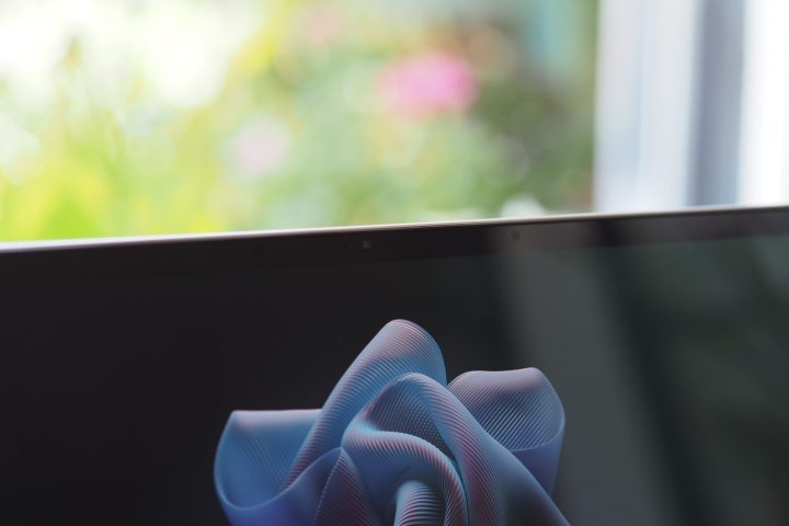 Vista frontale di HP Envy 16 che mostra la webcam.