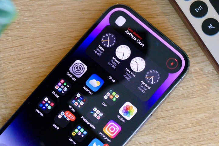 A Ilha Dinâmica do iPhone 14 Pro mostrando o nível da bateria dos AirPods.