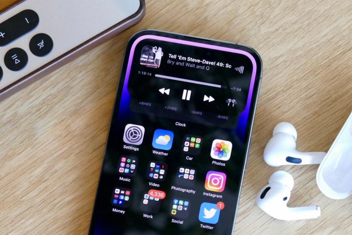 Dynamic Island de l'iPhone 14 Pro montrant la musique en cours de lecture.