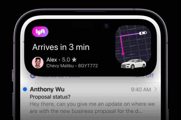 Dynamic Island on the iPhone 14 Pro shows the arrival time of a Lyft ride.
