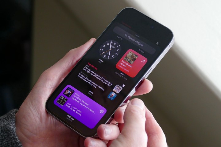 iPhone 14 Pro che mostra i widget.