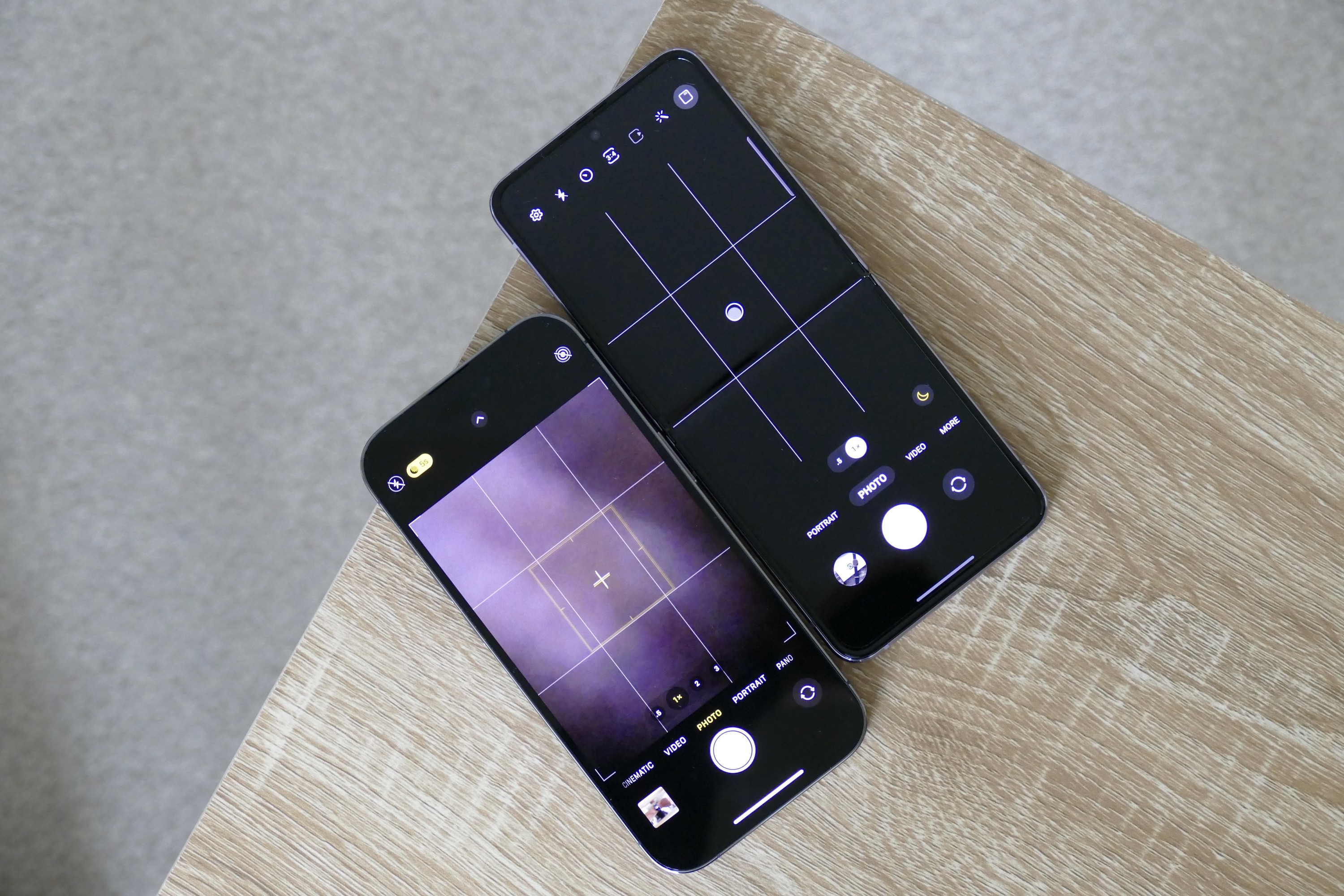 Aplicativos de câmera do iPhone 14 Pro e Galaxy Z Flip 4.