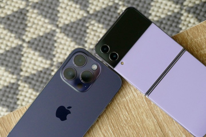 Moduli fotocamera per iPhone 14 Pro e Galaxy Z Flip 4.